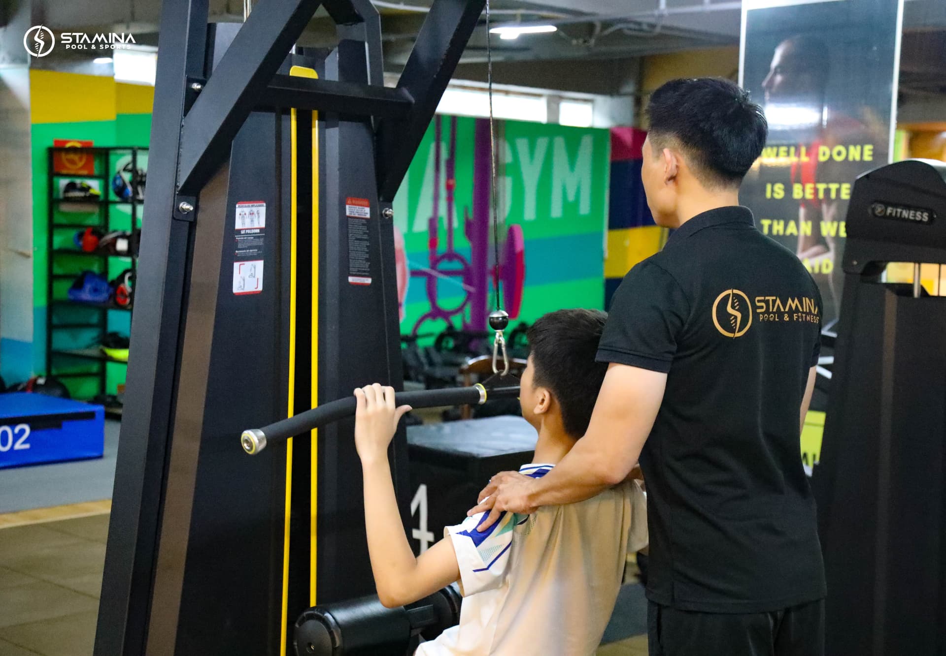 Làm quen máy tập cùng HLV, bài tập theo khả năng từng trẻ