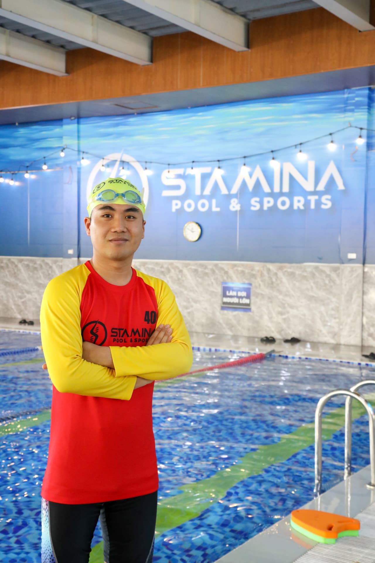 Huấn luyện viên bơi STAMINA tại mép bể bơi