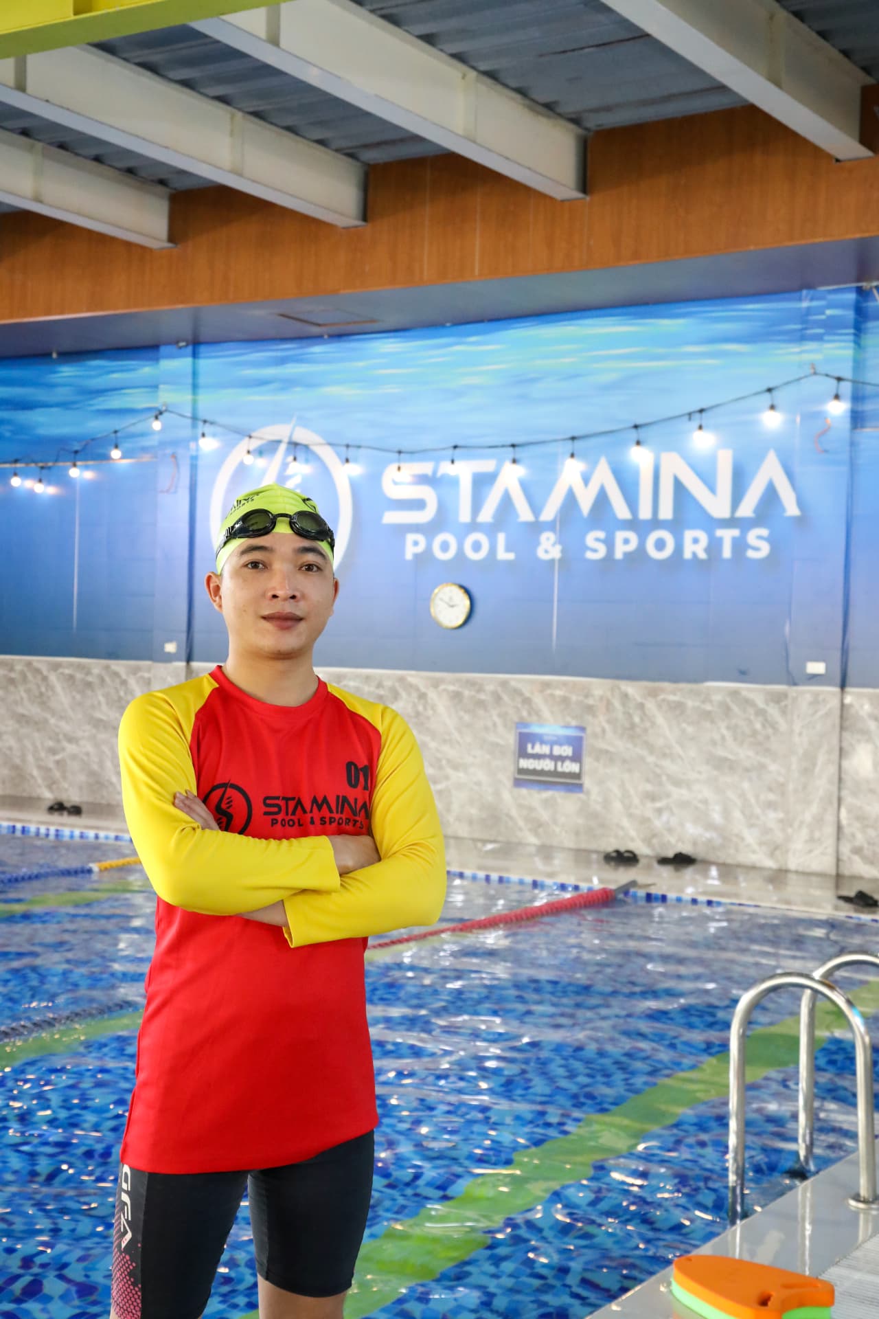 Huấn luyện viên bơi STAMINA tại mép bể bơi