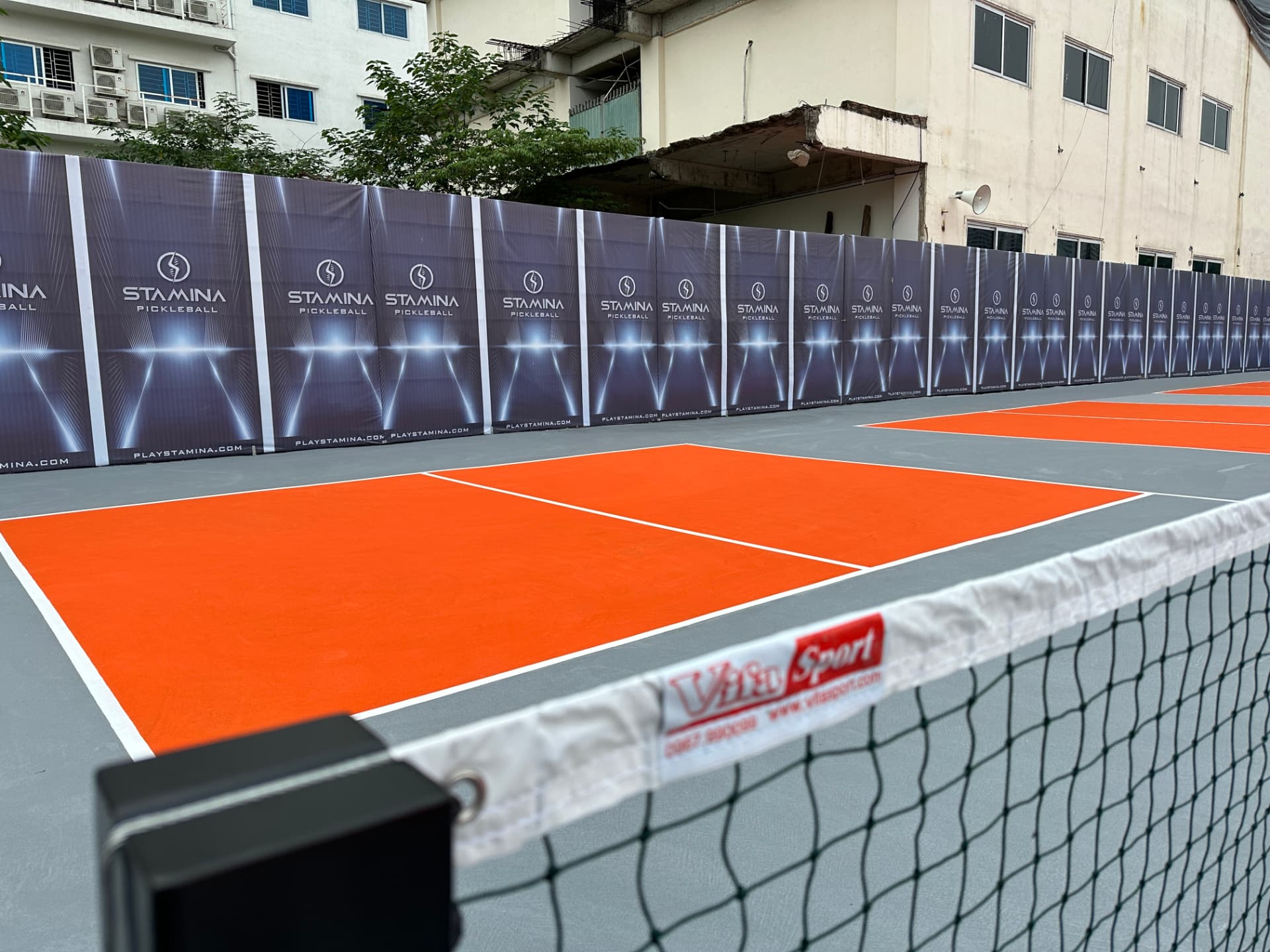 sân Pickleball STAMINA với dải banner thương hiệu