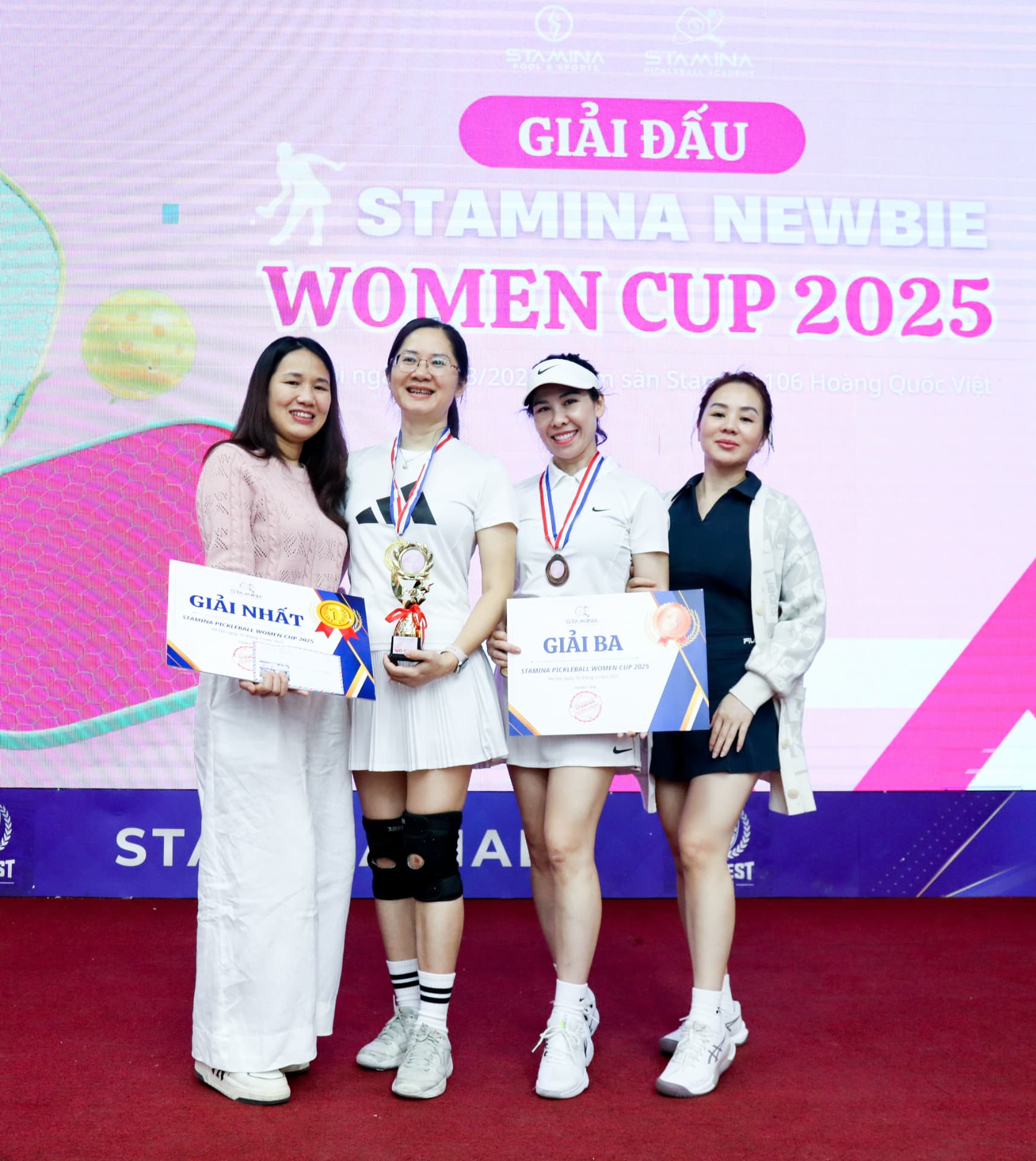 trao giải STAMINA Newbie Women Cup 2025 tại sân 106 Hoàng Quốc Việt
