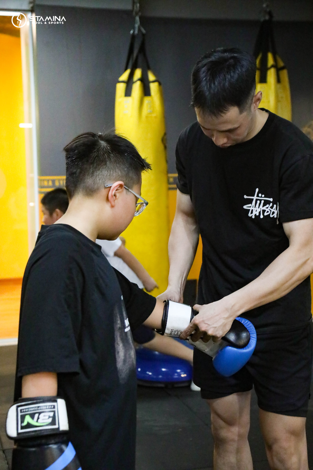 HLV chuẩn bị găng tập cho học viên trước buổi Boxing Kick Fit
