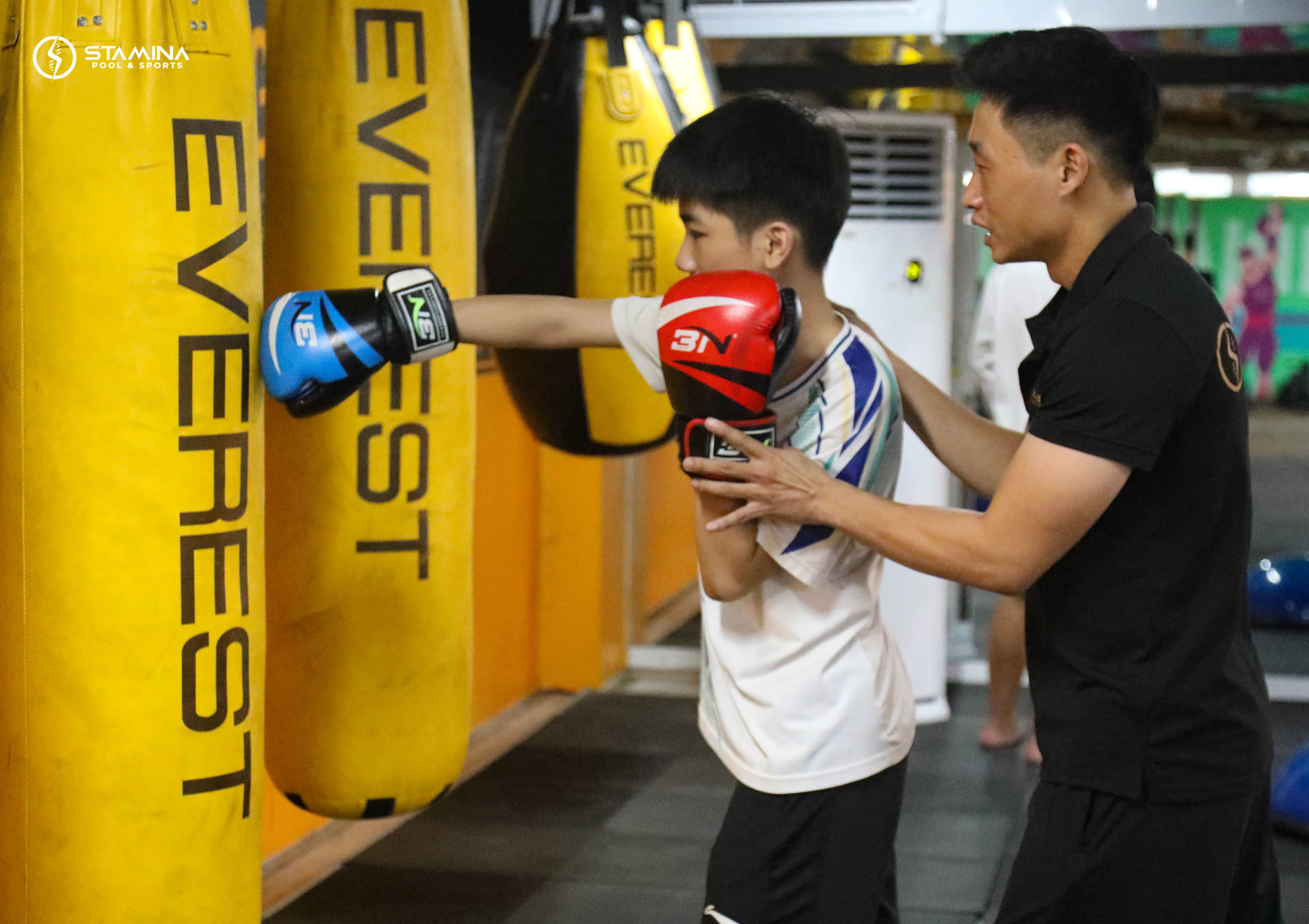 Luyện đấm bao trong buổi Boxing Kick Fit cùng HLV