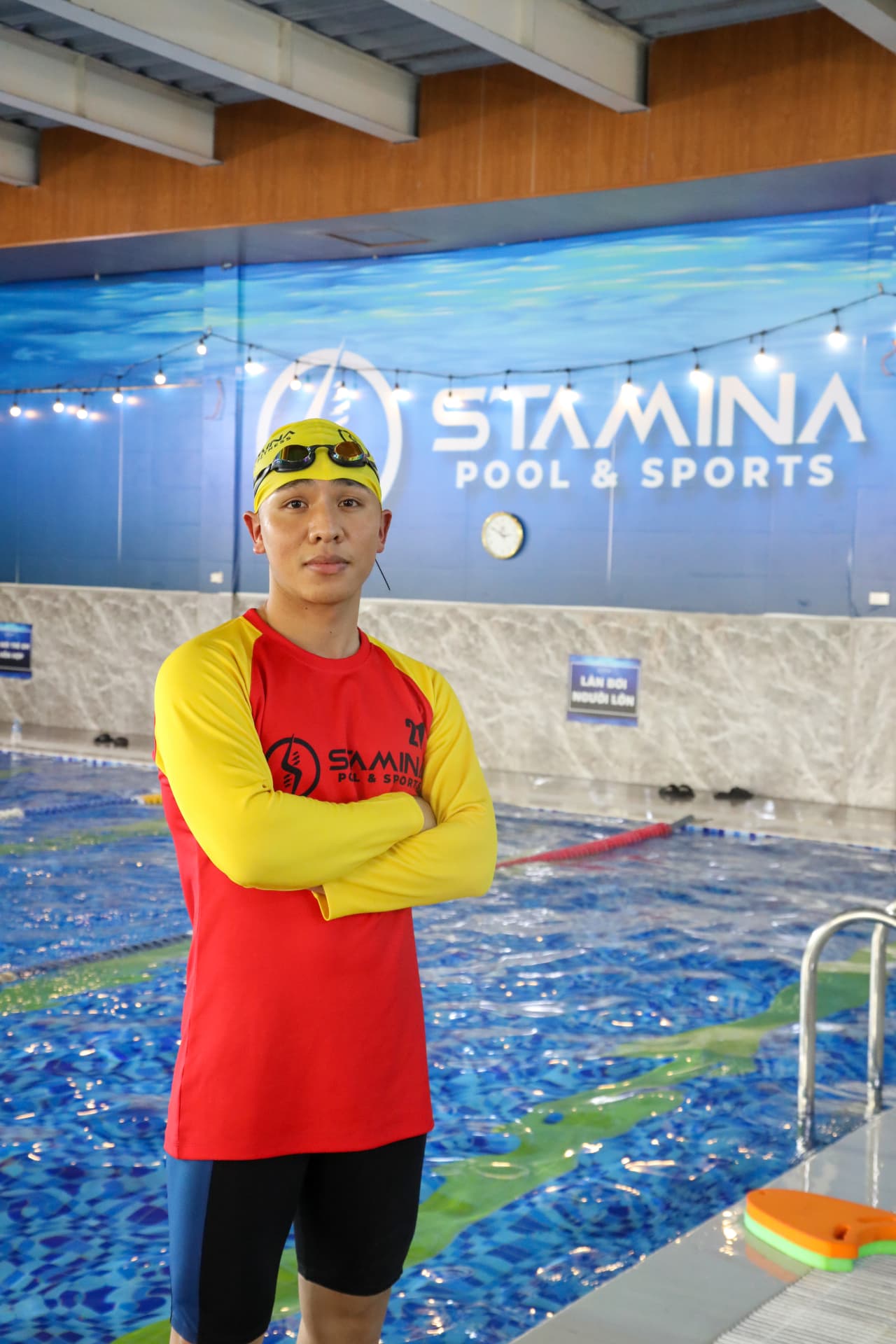 Huấn luyện viên bơi STAMINA tại mép bể bơi