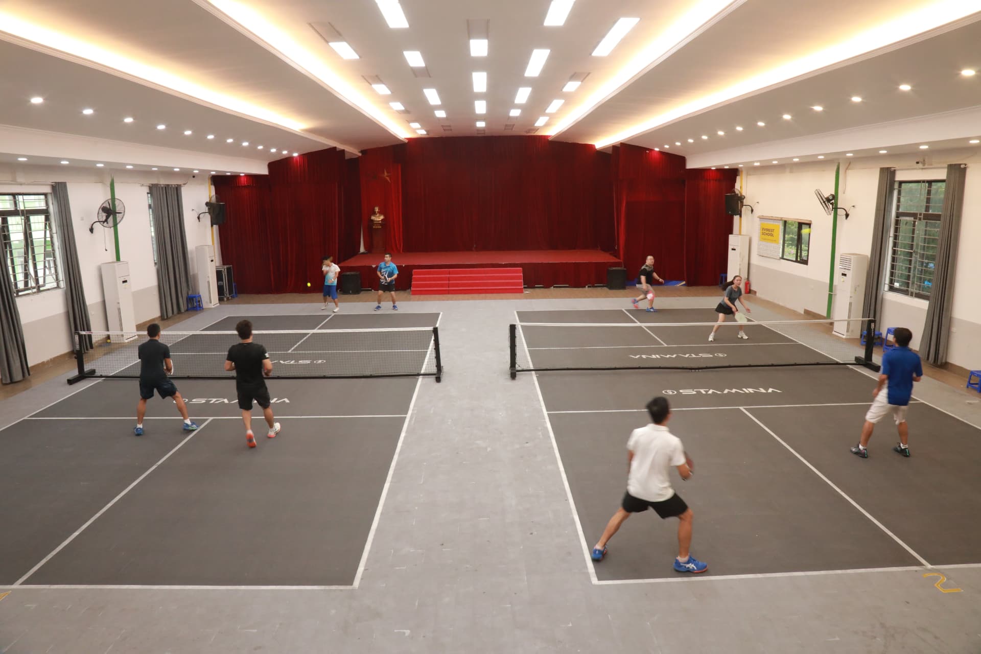 người chơi đánh đôi trên sân trong nhà 106 Hoàng Quốc Việt