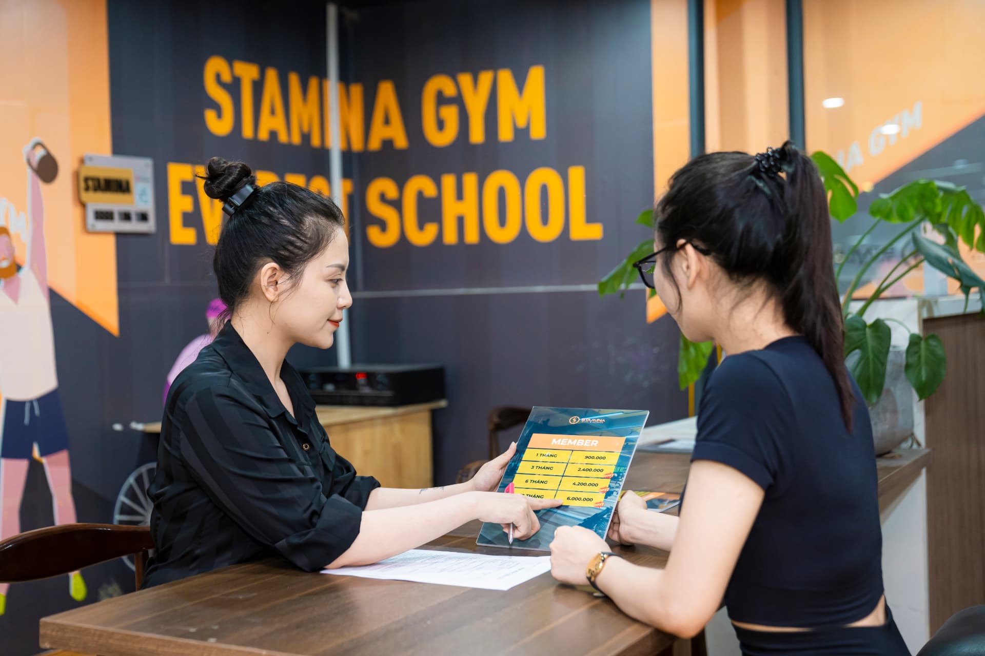 Lễ tân tư vấn thẻ hội viên STAMINA Gym
