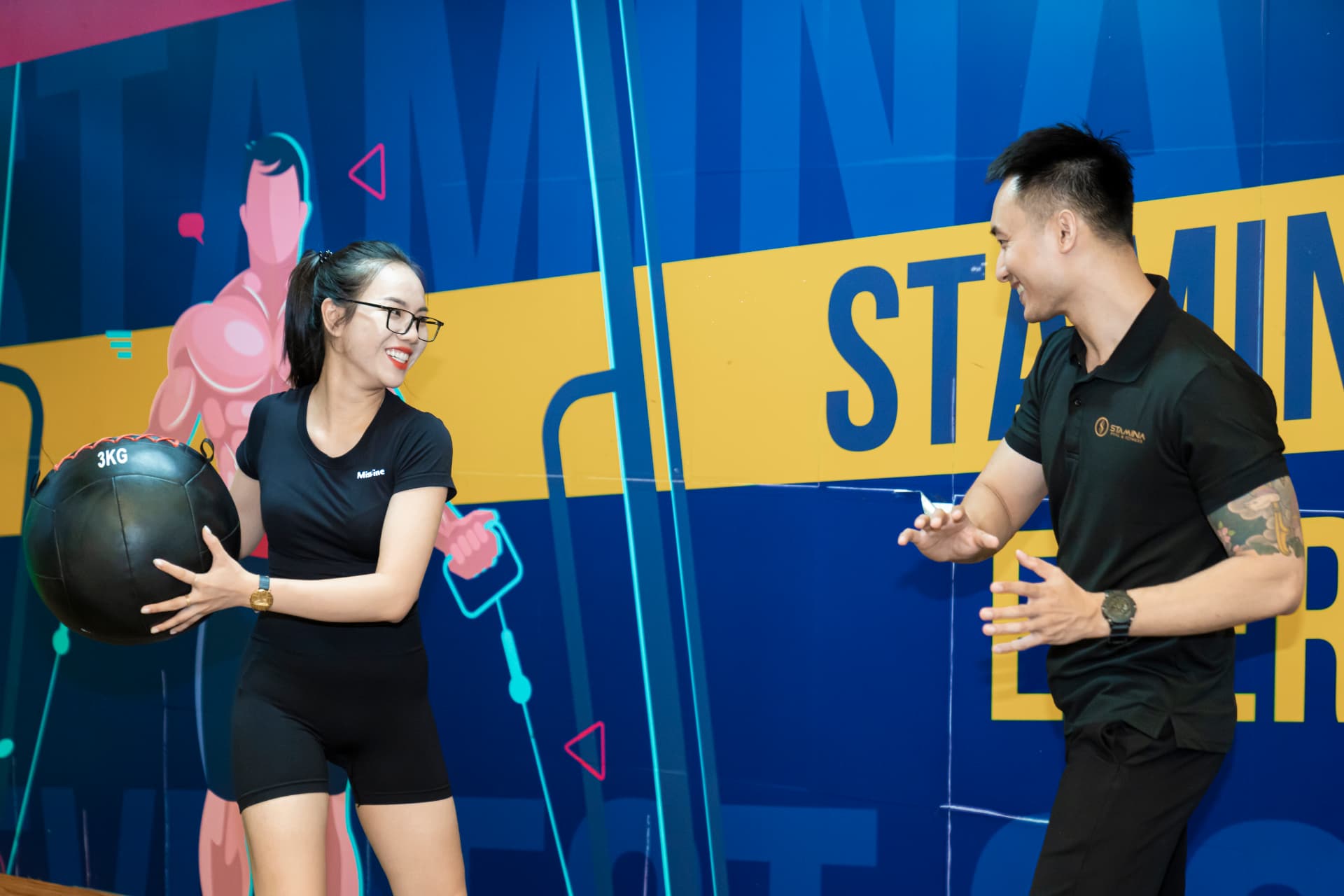 Buổi tập medicine ball đầy năng lượng cùng PT