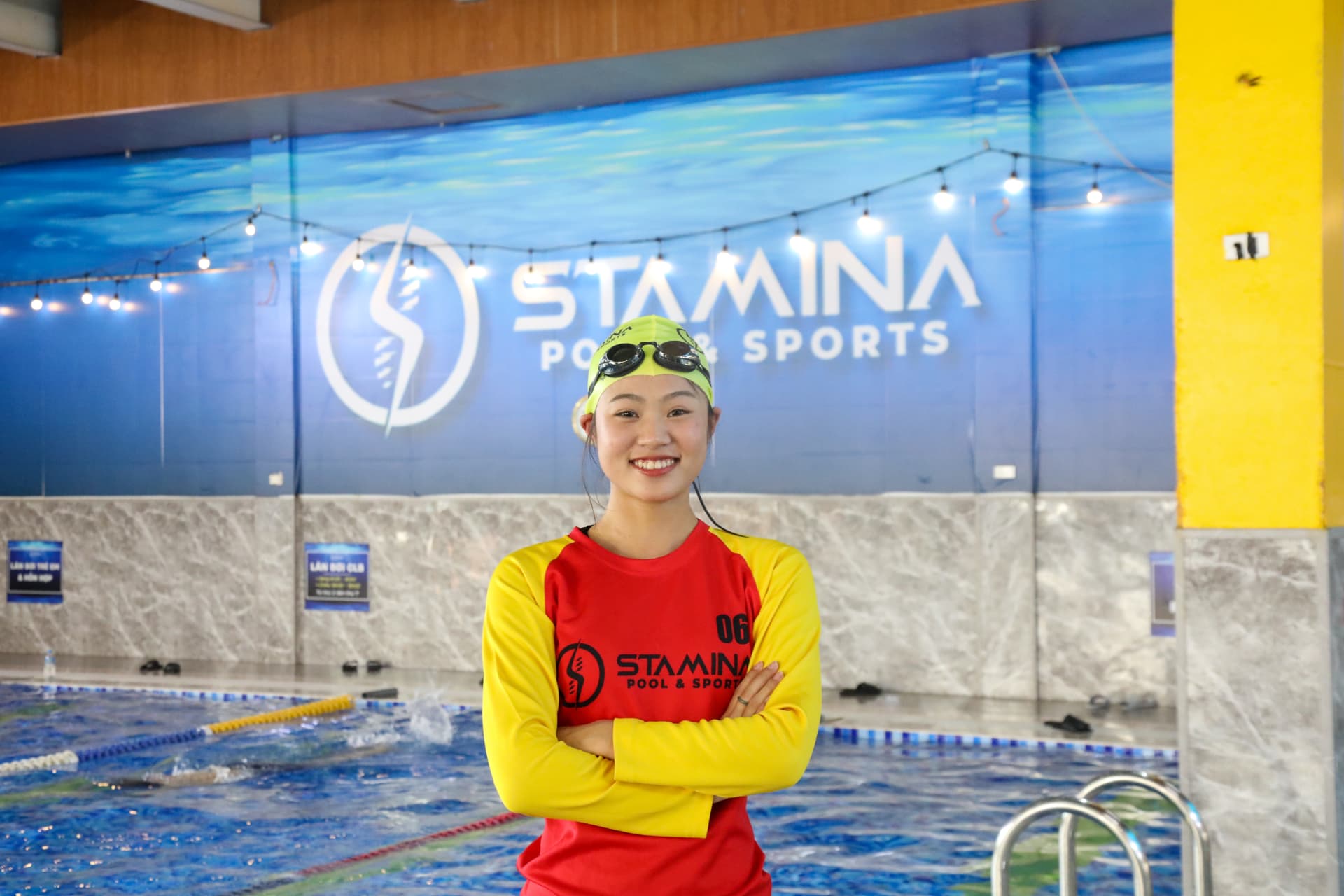 Huấn luyện viên bơi STAMINA tại mép bể bơi